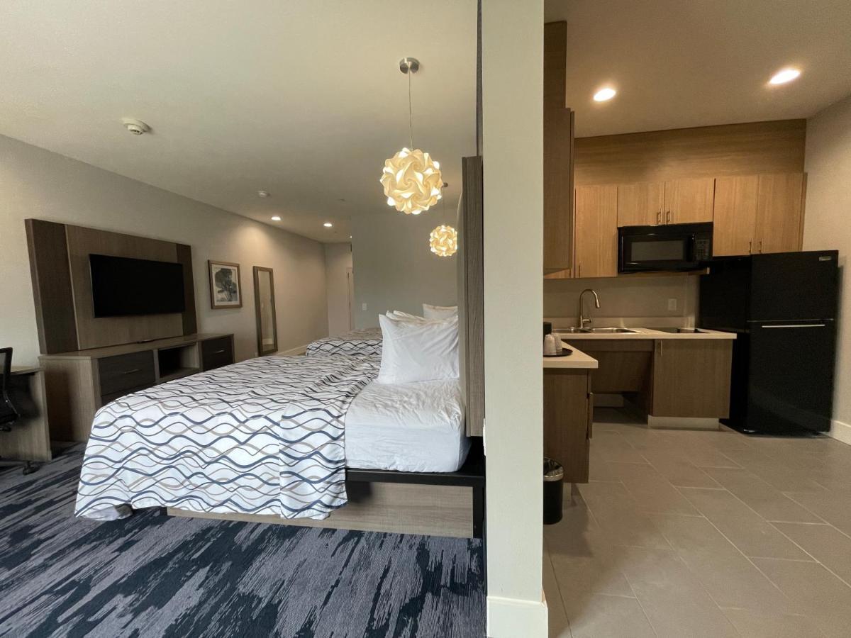 Palace Blue Houston East Beltway 8 4*