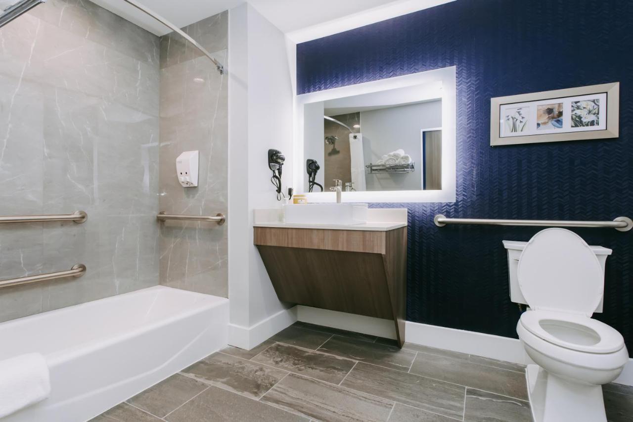 Palace Blue Houston East Beltway 8 Hotel 4*